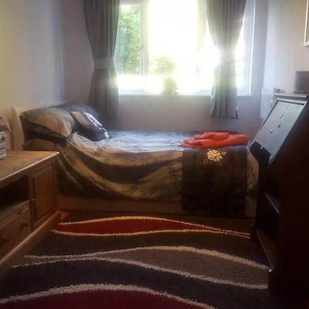 Stayinwoking At 30 Woodlands Horsell エクステリア 写真