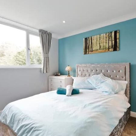 Stayinwoking At 30 Woodlands Horsell エクステリア 写真