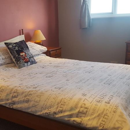 Stayinwoking At 30 Woodlands Horsell エクステリア 写真