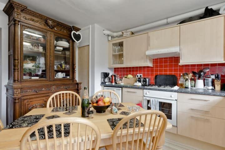 Stayinwoking At 30 Woodlands Horsell エクステリア 写真