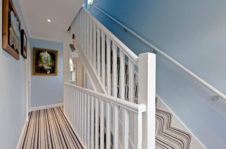 Stayinwoking At 30 Woodlands Horsell エクステリア 写真
