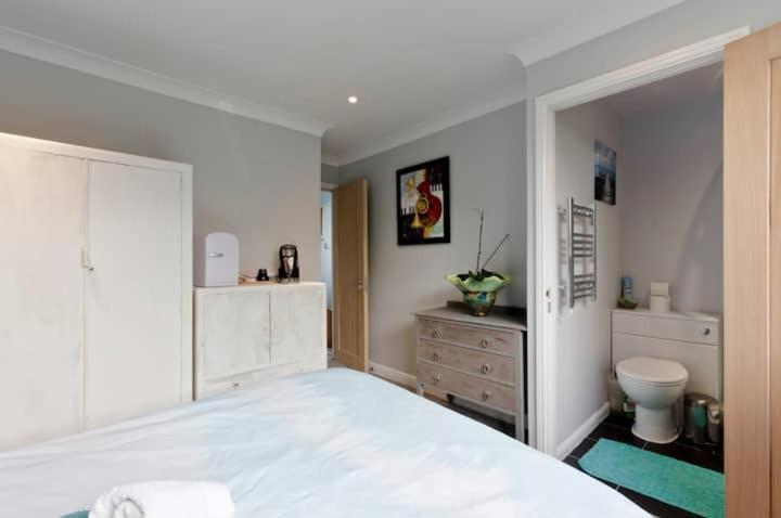 Stayinwoking At 30 Woodlands Horsell エクステリア 写真