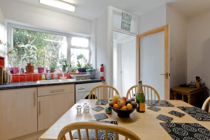 Stayinwoking At 30 Woodlands Horsell エクステリア 写真