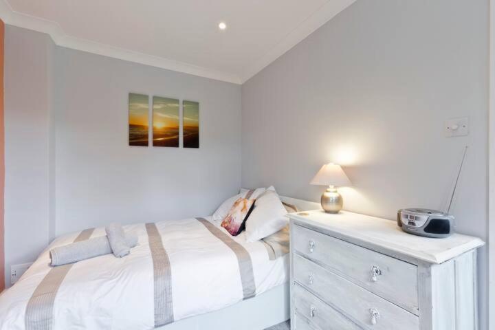 Stayinwoking At 30 Woodlands Horsell エクステリア 写真
