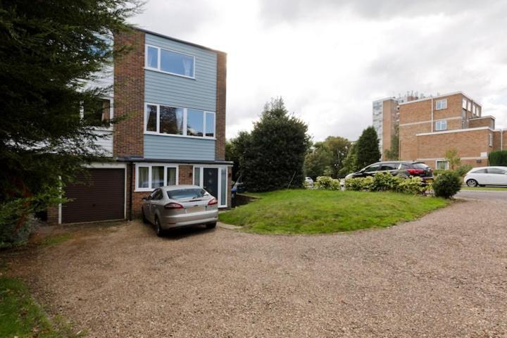 Stayinwoking At 30 Woodlands Horsell エクステリア 写真