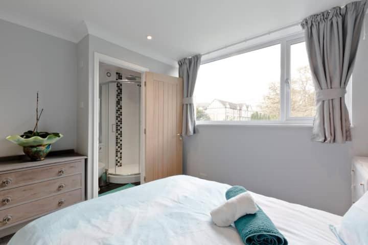 Stayinwoking At 30 Woodlands Horsell エクステリア 写真