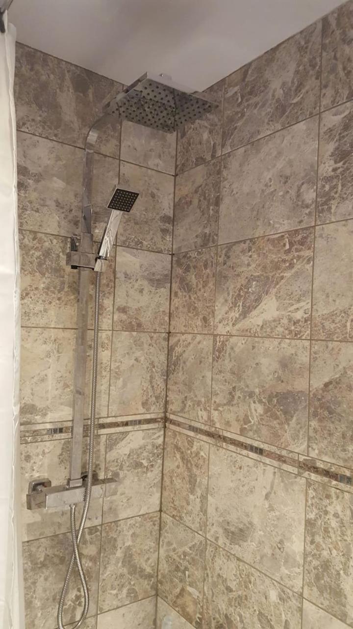 Stayinwoking At 30 Woodlands Horsell エクステリア 写真