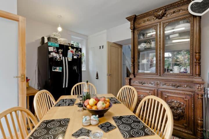 Stayinwoking At 30 Woodlands Horsell エクステリア 写真