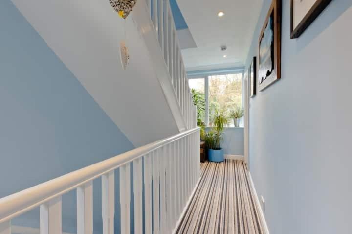 Stayinwoking At 30 Woodlands Horsell エクステリア 写真